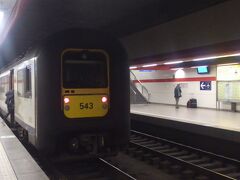 空港からは電車で市街地へ。