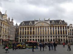 その先に進むと広場「グランプラス」に出ます。