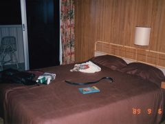 宿泊先の「HOTEL Le LAGON」
一人だけどダブルベット。
実はホテルでの記憶が殆ど無いのです。と言うのも毎日何処かへ出かけてましてホテルへは寝に帰るだけの毎日でした。