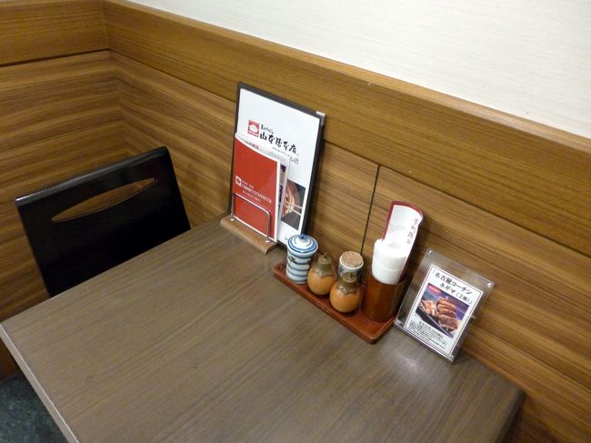 お店奥のテーブルに案内されました