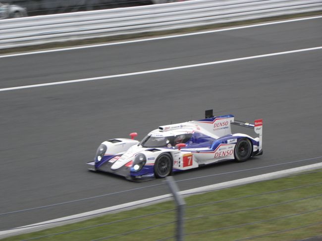 台風１９号の動きが遅く、日曜日まで富士スピードウェイの天候に影響はなさそうなので、当日券での観戦を土曜日の午前中に決めました。<br /><br />渋滞により、土曜日の午後２時過ぎにようやく富士スピードウェイに到着。<br /><br />ＬＭＰ（ル・マン・プロトタイプカー）クラスの公式予選にぎりぎりで間に合った。<br /><br />ホーム・サーキットで必勝を期すトヨタの７号車。<br /><br />ドライバーは、アレックス・ブルツ、ステファン・サラザン、中嶋一貴。<br /><br />予選は４番手に。