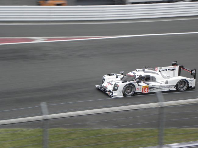 ル・マン２４時間レースの最多勝を誇るのはポルシェです。<br /><br />「栄光のル・マン」でスティーブ・マックイーンがドライブしていたのもポルシェです。<br /><br />そのポルシェが今年からワークス参戦で戻ってきました！<br /><br />これは予選３番手の１４号車。<br /><br />マーク・ウェバーらの２０号車は予選２番手。