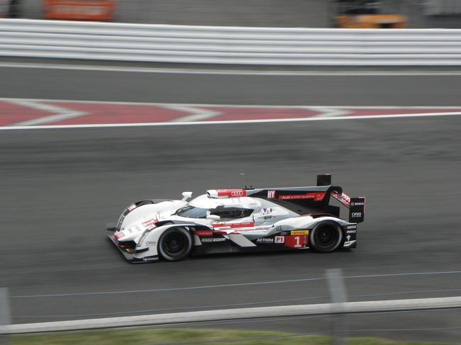 王者アウディの１号車は、予選６番手と苦戦。<br /><br />ドライバーは、ルーカス・ディ・グラッシ、日本でおなじみロイック・デュバル、ル・マン２４時間レース最多勝のトム・クリステンセン。<br /><br />もう１台の２号車は、マルセル・ファスラー、日本でおなじみアンドレ・ロッテラーとブノワ・トレルイエのドライブで、予選は５番手。