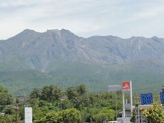 桜島の山肌がくっきりと見えます。