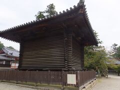 東大寺敷地内に戻ります。校倉造の法華堂経庫。