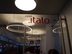 サンタ・マリア・ノヴェッラ駅に到着。フェラーリデザインの.italoはNTV社の高速列車がTrenitalia（旧イタリア国鉄、トレニタリアは2001年の完全民営化に伴い厳密には「国鉄」ではなくなりましたが相変わらずストはやってるって）の高速線を利用して運行する高速列車「italo」に乗るので切符も別扱い。