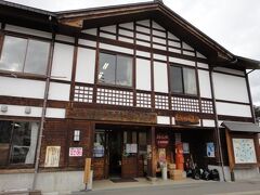 ＪＲ飯山線の森宮野原駅です。
大きな木造の建物が迎えてくれましたが、はじめは道の駅かお蕎麦屋さんかと思いました。
鉄道の駅には見えなかったのです。