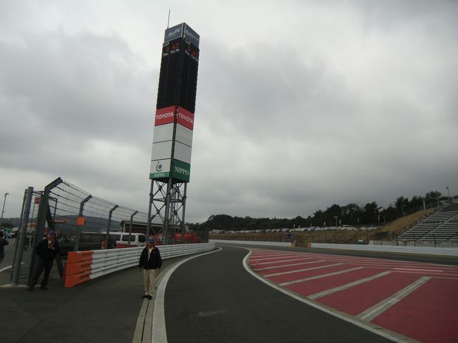 ピットウォークが終わり、１１時のレース開始を待つ。<br /><br />昨日、今日と、富士山は見えないな。