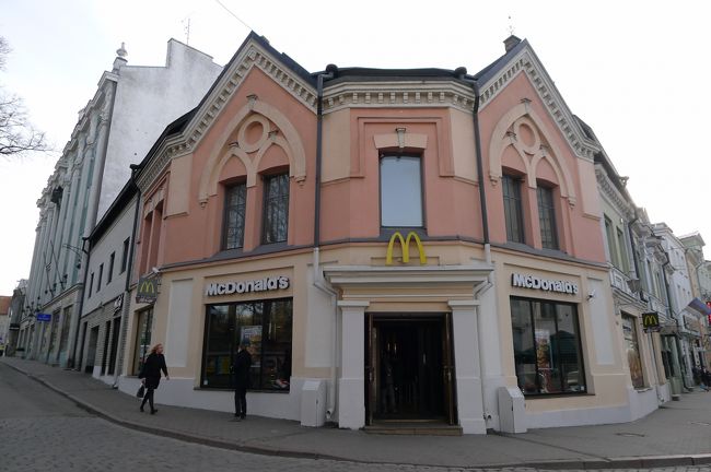 結局、お菓子を買って、再びヴィル門から旧市街に戻った。<br /><br />旧市街に入ってすぐのところにマクドナルドを発見。