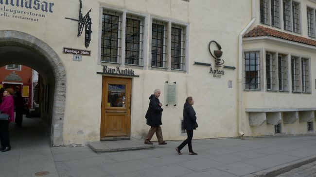 そして、この広場に面するヨーロッパ最古といわれる薬屋さん（市議会薬局）へ。