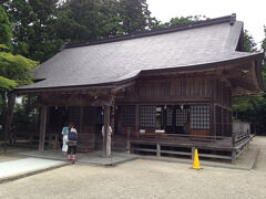 須佐神社は、ヤマタノオロチを退治した須佐之男命（すさのおのみこと）が
『この国は小さい国だがよい国だ。自分の名前は岩木ではなく土地につけよう』
と言って、その土地を須佐と命名し、御魂を鎮めた場所だそうです。

かなり山奥にあり、バスは途中までしか行かないので、そこからはタクシーに乗り換えます。
このあたりにはスサノオタクシーという会社の3台しかタクシーがないのですが、あいにく団体客をお迎えに行って、全台出払っているとのこと・・・

ガーン。。。（ー＿ー；）


