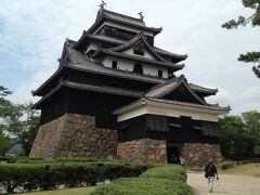 松江城です。

階段と坂道を結構登ります。。。