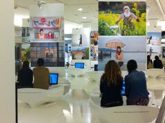 ランチの後、戦利品をリュックに詰め直して、ちょこっと観光をしようと、ボン・マルシェ百貨店Le Bon Marcheの裏手にある、奇跡のメダイユ教会 Chapelle Notre-Dame de la Médaille Miraculeuseへ。

ボン・マルシェの中を通り抜けたら、ちょうど日本展をやっていて、日本人もさほど詳しくない瀬戸内海の芸術の島、家島の展示をやっていました。