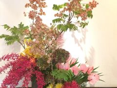 ３泊目は善導寺駅近くのウェルカム ホテル (家美飯店)です。
フロアに飾っていた生花です。