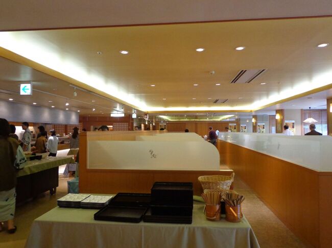 中はこんな感じ。<br />広いんですが、ところどころパーテションで区切られています。