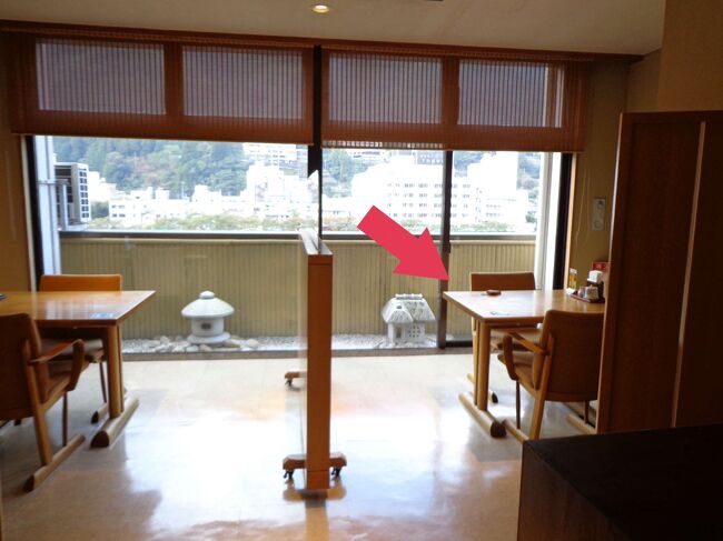 そして、案内された席はこちら。<br />入口から向かってすぐ右側の、窓際の奥まった端っこです。<br /><br />朝一番で行ったので、たまたまここが空いていたのですが、<br />こういう席だと、目立たなくて、おひとりさまとしては、すごくうれしい。<br />とても居心地いい席です。