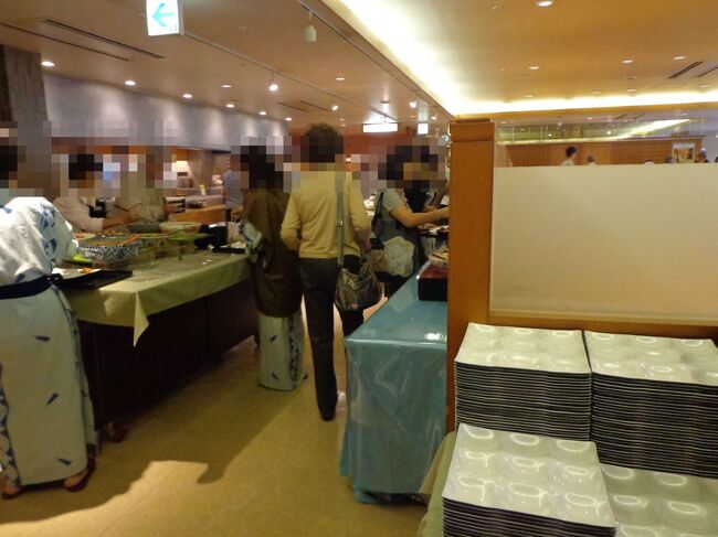 ここもビュッフェ形式。<br />さっそくお料理をいただきに行きます。