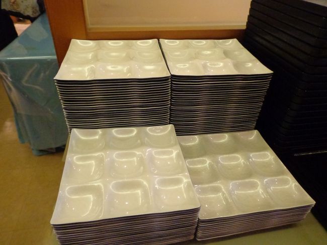 個人的には、こういうトレーよりも、普通のお皿のほうが好みかな。。