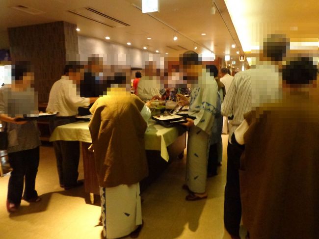 お料理に群がる宿泊客のみなさん。