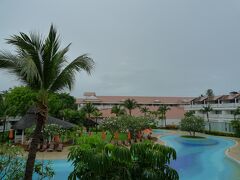 ☆Aonang Villa Resort＜5201号室＞

夜中に何度か目がさめたが、その度に雨音が聞こえていた。
案の定、起きる時間がきても雨はあがっていなかった。