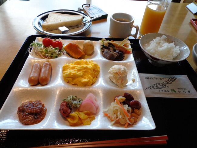 ということで、こんな盛り付けになってみました。ほんと、和洋折衷です。<br /><br />左下の隅は朴葉味噌。アツアツのごはんにのせて食べると、最高です♪