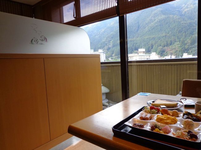 すぐお隣の席とも、パーテションで区切られていて、すごいプライベート空間な感じで安心です。