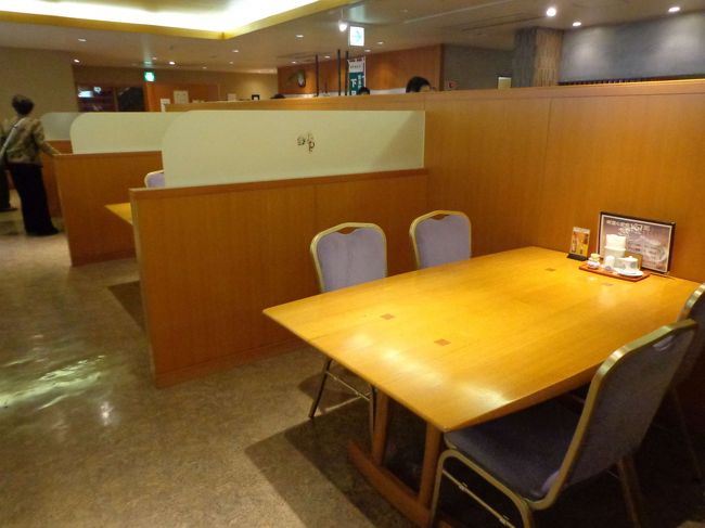 パーテションで仕切られてる席と、仕切られてない席もあり・・・