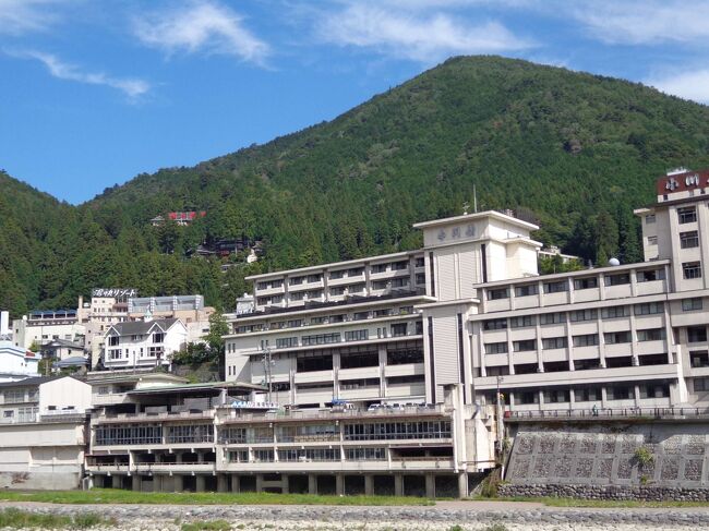 小川屋　総合評価 ：　★★★★☆　4.0<br /><br />うーん、水明館と、どちらに軍配上げようかと思いましたが、<br />どちらもそれぞれ一長一短の個性があるので、ここは公平に引き分けとしました。(^_^)<br /><br />運よく、リニューアルしたばかりのきれいな「景観荘」の和室にしてもらえて、<br />とても快適なお部屋で気持ちよく過ごすことができましたし、<br />お風呂も、畳風呂、露天風呂ともに、とても良かった。<br />売店も品数が多く充実していて、ここもおすすめのお宿ですね。