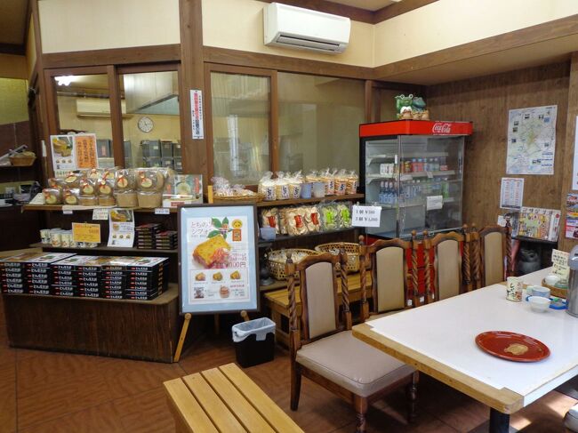 ガラス窓の向こうでは、お煎餅を焼いてる実演が見られます。<br /><br />お店に入るとすぐ、女性の店員さんが焼きたてのお煎餅を１枚サービスで持ってきて下さいました。