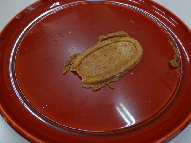 そのサービスのお煎餅です。<br /><br />ずっとカエルを見てきたせいか、何だかこれもカエルに見えてしまうのは、私だけでしょうか（笑）