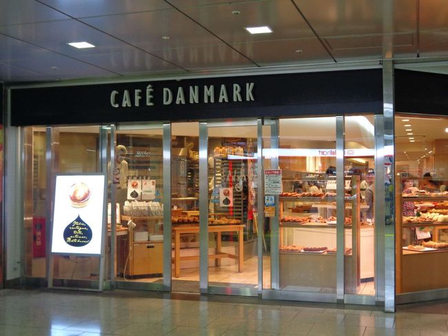 新幹線改札の前まで来たのですが、あと３０分ほど時間があるなぁ、どうしようかなぁ、と思った時に、目の前に見つけてしまったのが、こちらの 「CAFE DANMARK」。