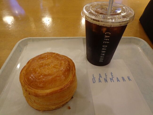 食べてみたら、すっごく美味しくて、超感動！！<br />お持ち帰り用に、さらに２つ追加で買ってしまいました。 <br /><br />パイがサクサクで、中にはマロングラッセとマジパンを合わせたようなフィリングが詰まってるんです。