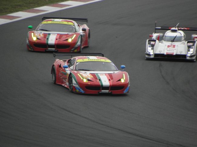 ＬＭＰ１のアウディにインを開けるＧＴクラスのフェラーリ２台。<br /><br />スピード差が歴然としている他のクラスのマシンを如何に上手く抜いていくか（抜かせるか）が重要だ。