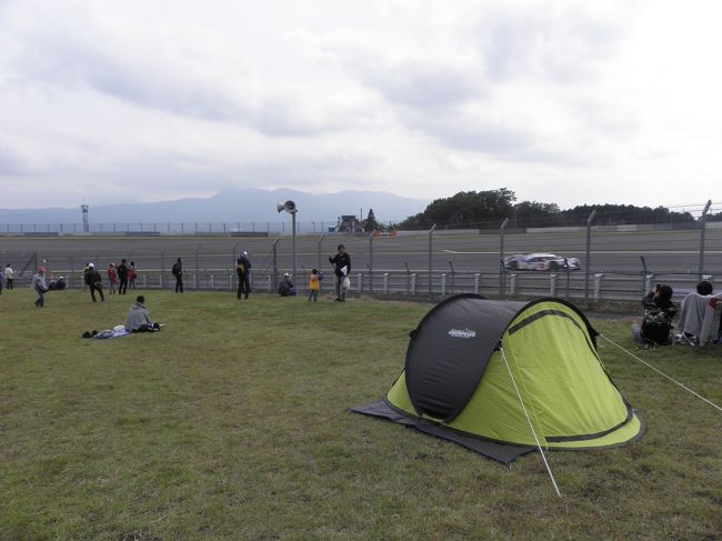 広い芝生で、のんびり観戦できるポイントでもある。