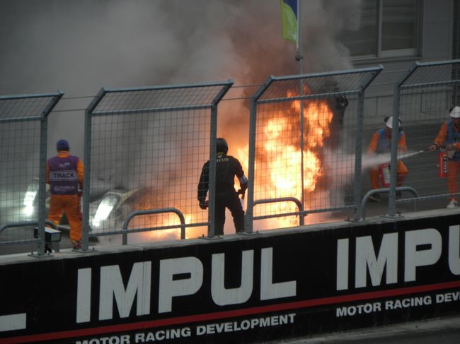 必死に消火するが、なかなか治まらない。