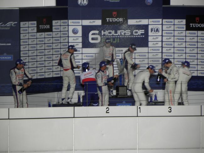 シャンパンファイト！<br /><br />３位に入ったポルシェのマーク・ウェバーも嬉しそうにはしゃぐ。