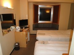 座喜味バス停から29番線に乗り、那覇へ戻ります。
ホテルラッソ国際通りに戻り、荷物を受け取ってチェックイン。部屋に入ります。
今夜は、ツインのシングル・ユースです。普通のシングルの部屋をツインにしたような感じです。ベッドがいっぱいいっぱいでデスクも折り畳みで狭い。一人向けではありませんね。ただ、ベッドは110cm幅で二台くっつけられるので、家族連れやカップルで、夜は寝ることに徹して、昼は外で遊ぶ…問使い方ならリーズナブルで良いかも知れません。

ただ、良い点もあって、個別空調で照明は十分に明るい。クローゼットも荷物置き場もある。それにコンセントは七つ…何かと充電ものが多い最近の旅では便利ですね。