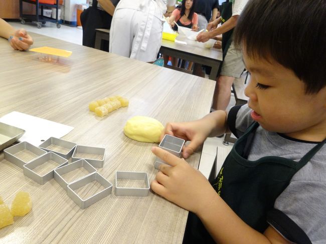 パイナップルケーキ作り。