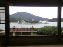 福禅寺 対潮楼からの　鞆ノ浦の弁天島と仙酔島のこの景色が　ちょうど窓のサンが額縁のようになってと喜ばれたようです

朝鮮通信使hの宿泊所になったり