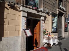 昼食はRistorante ZEUS、ローマ三越から50ｍくらいのところにある。ここも半地下な感じで階段を2.3段降りて店内へ。
