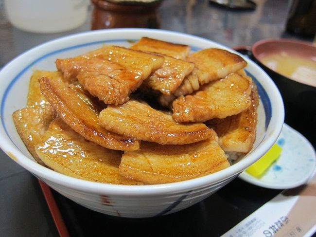 豚丼に使われる豚肉の種類が「バラ」「ロース」「ヒレ」の中から選べるのですが、私たちは旅行ガイドブックでお勧めされていた「バラ」を選択。<br />放射線状にきれいにもりつけられたお肉は甘辛に味付けされていて柔らかく、あっという間にごちそうさま。<br />写真は相方さんが注文した「バラぶた丼・肉大盛」。