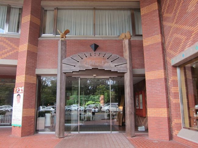 レンガ造りの建物が老舗のホテル感を漂わせていました。入口には木彫りのフクロウが。