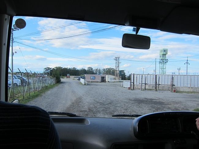 バスに乗って、競馬場の裏方を見学。<br />以下、その様子です。