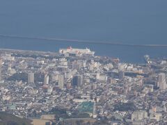 別府湾にフェリーが停泊していました。大阪南港行きのフェリーです。夕方に出港です。