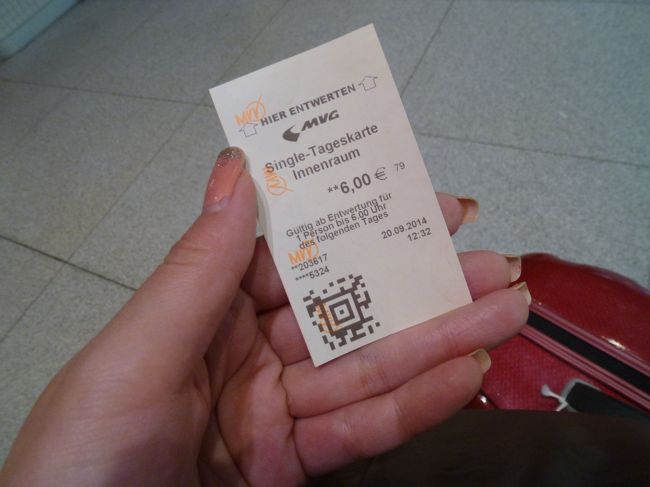 地下鉄の切符。<br />白ゾーンの1日券6ユーロ