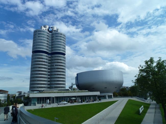 左が4気筒ビル<br />右が博物館