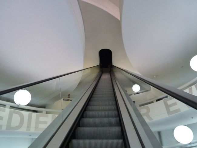 一瞬乗るのをためらうエスカレーター。