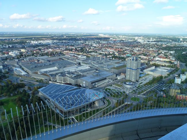 四気筒ビルとショールームの横には工場もありました。<br />土日は休みなのでザンネン。