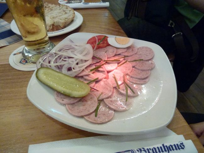 SUMIさんが注文したソーセージのマリネ。<br />サラダの中にちょこっとソーセージマリネが入ってるのかと思ったらソーセージメインのサラダちょこっとでした。ｗ<br />ちょっとウケた。