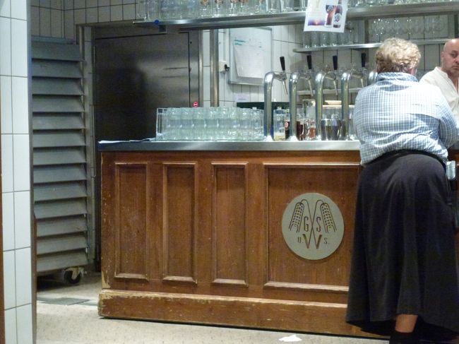 あの後ろ姿のおばさんは多忙と言っていたけど厨房自体は暇そう。笑<br /><br />